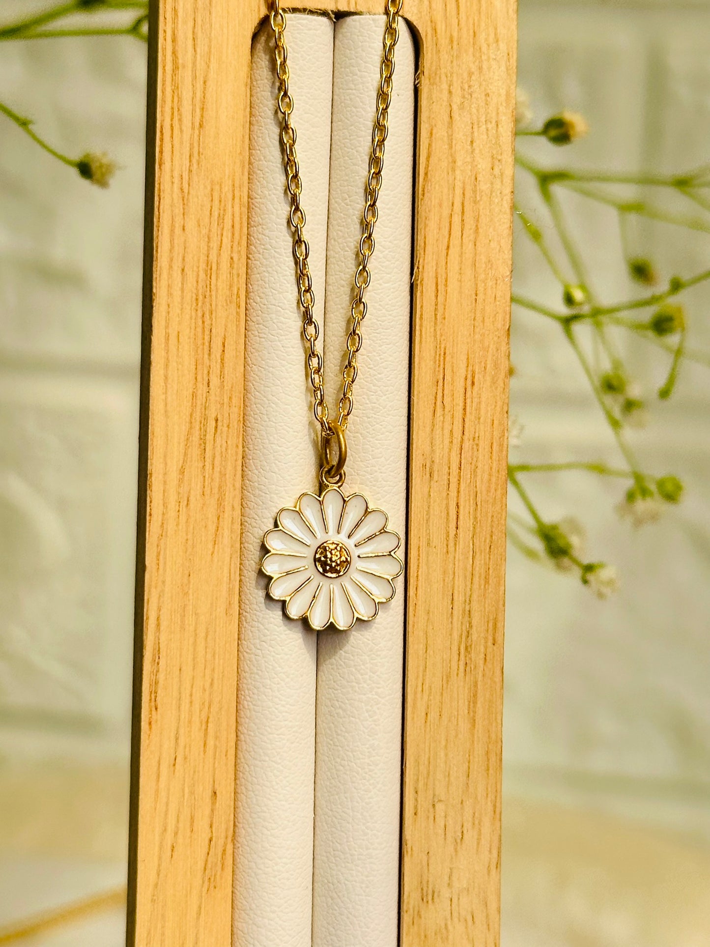 daisy glow neckpiece