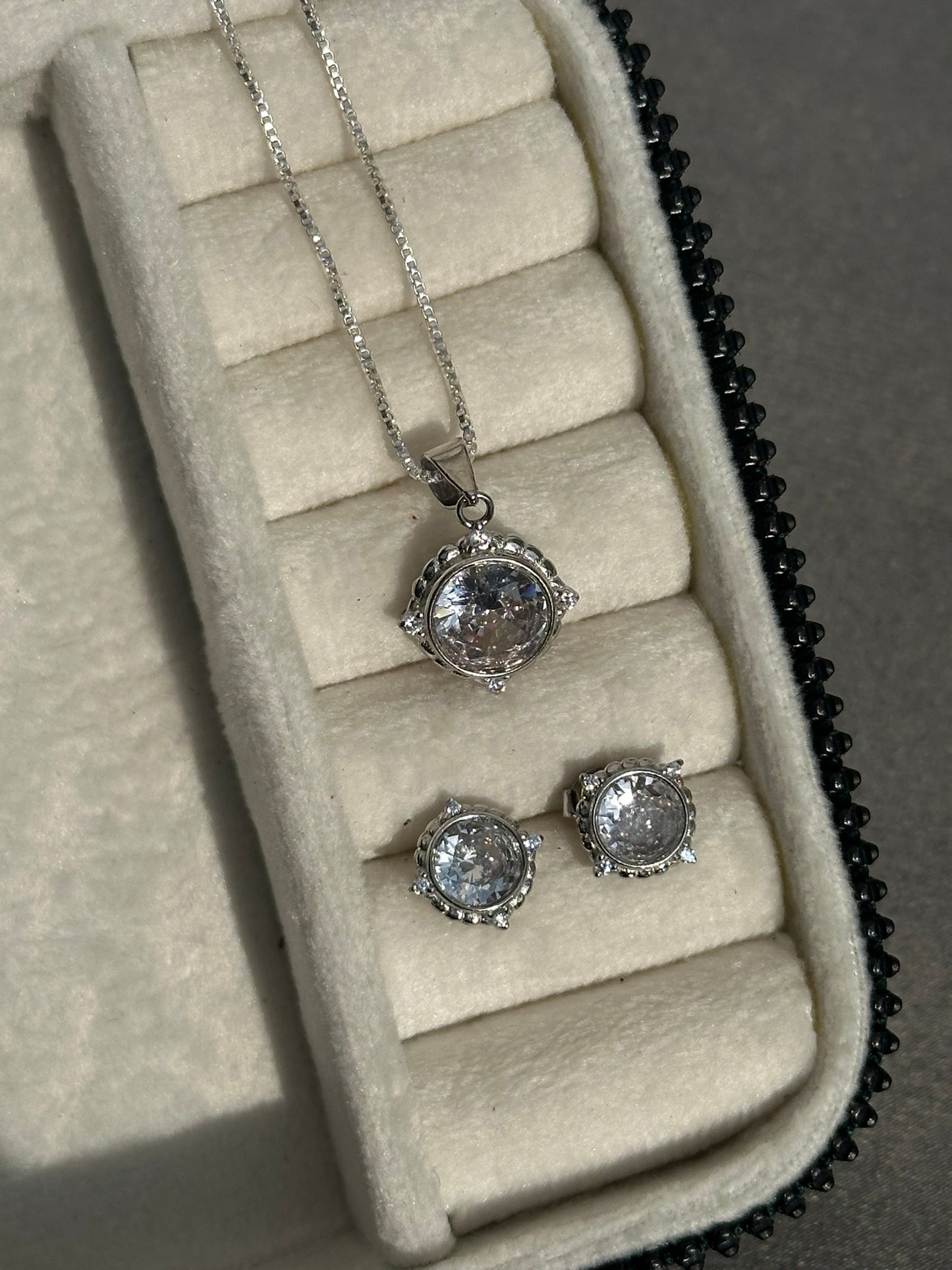 shimmering circle pendant set