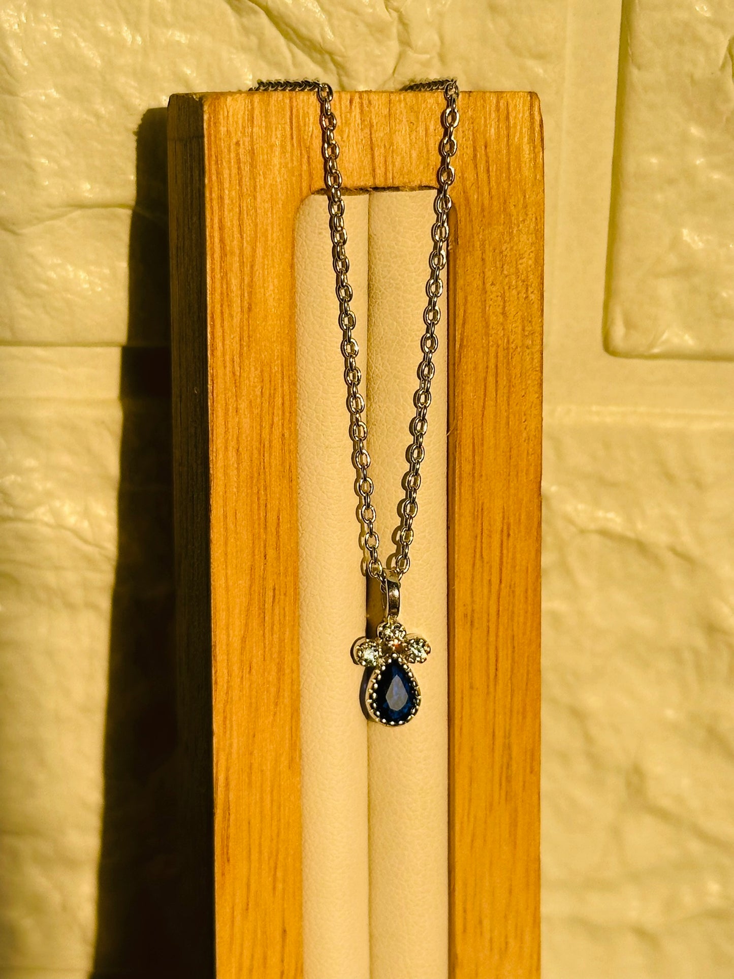 sapphire glow neckpiece