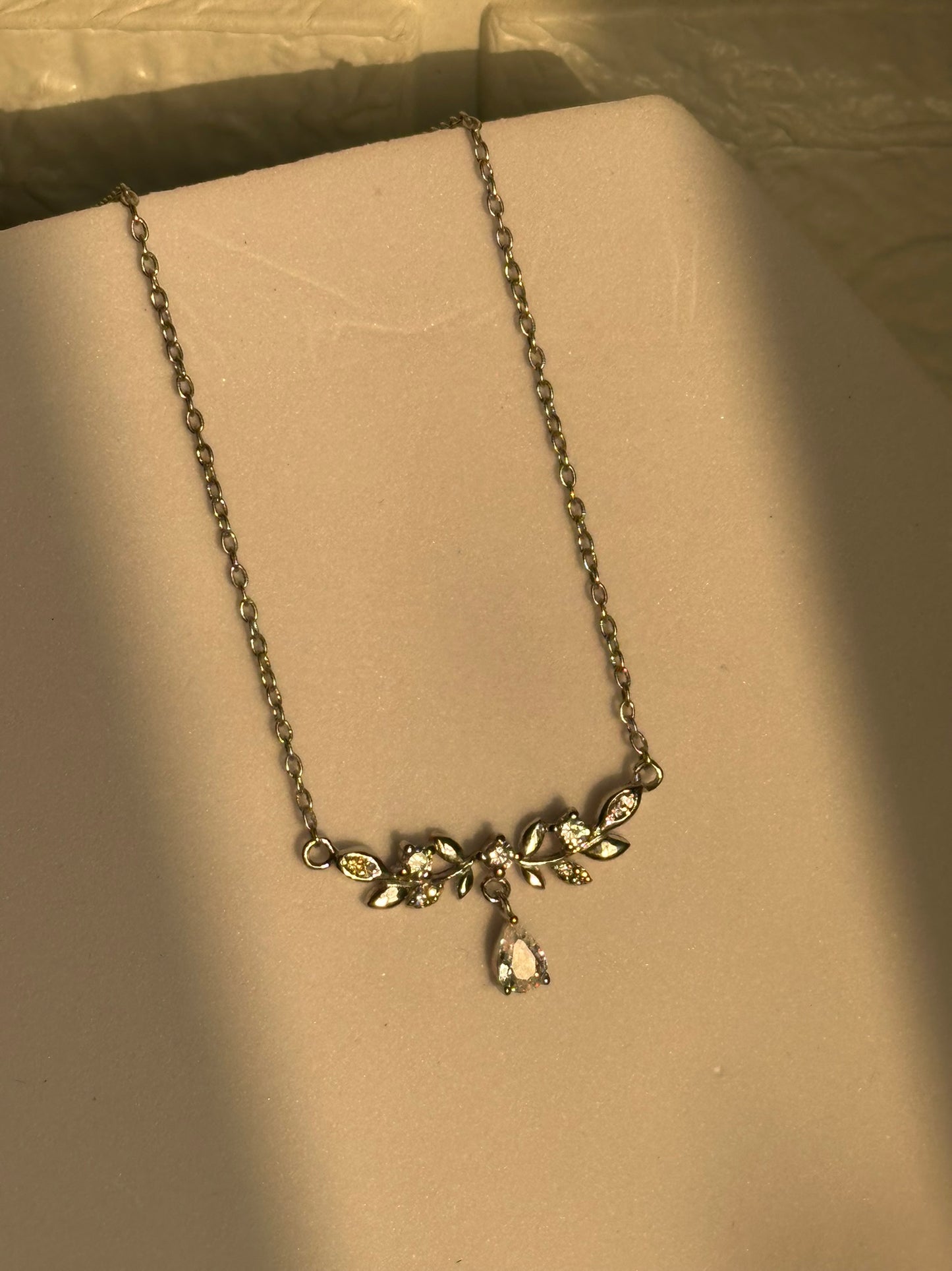 gleam drop neckpiece