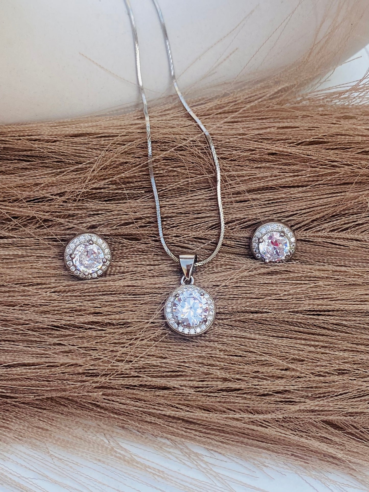 spark round pendant set