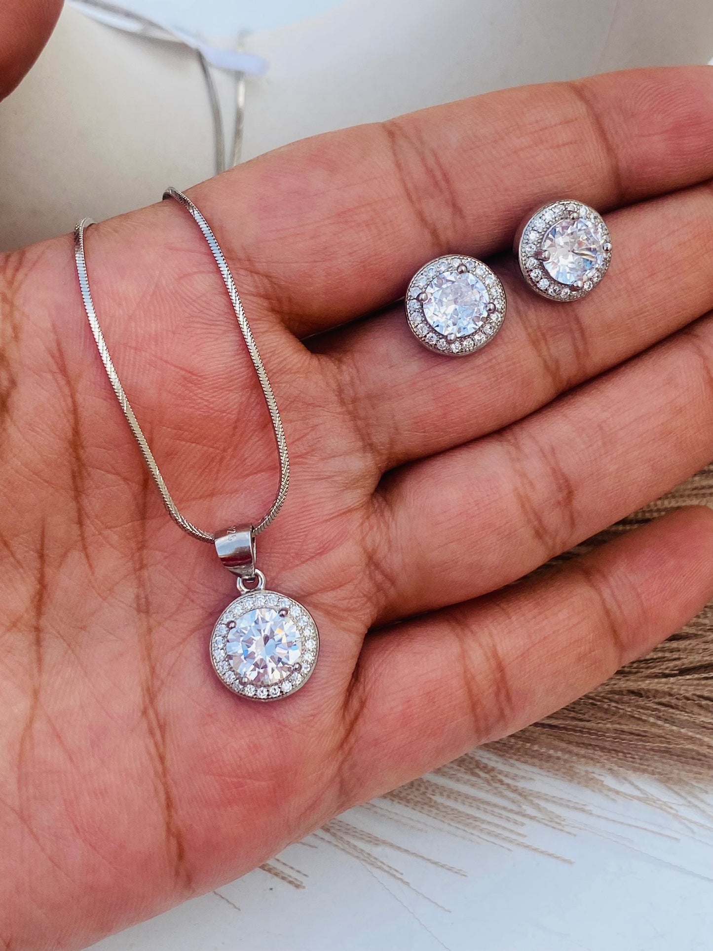 spark round pendant set