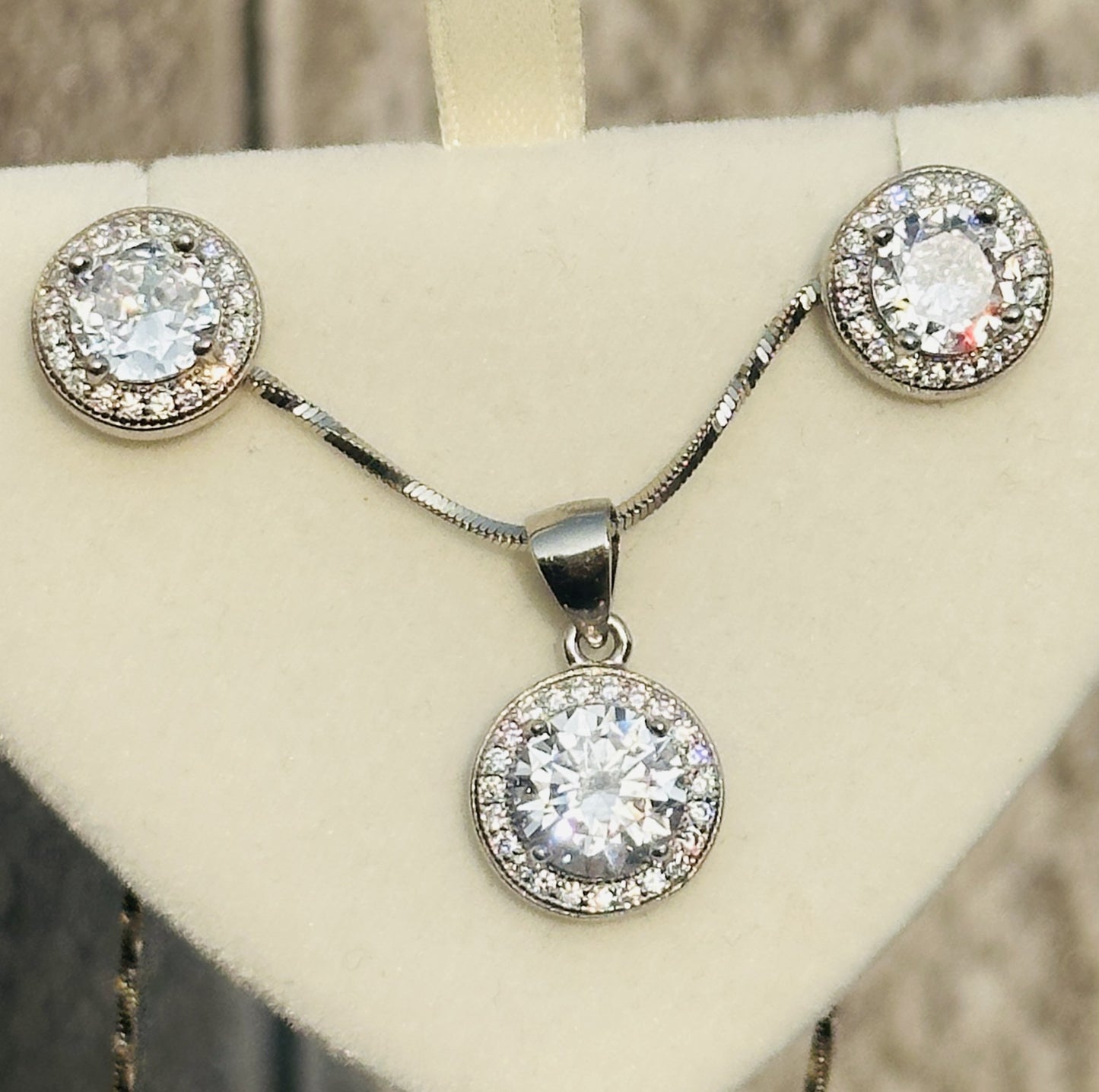 spark round pendant set