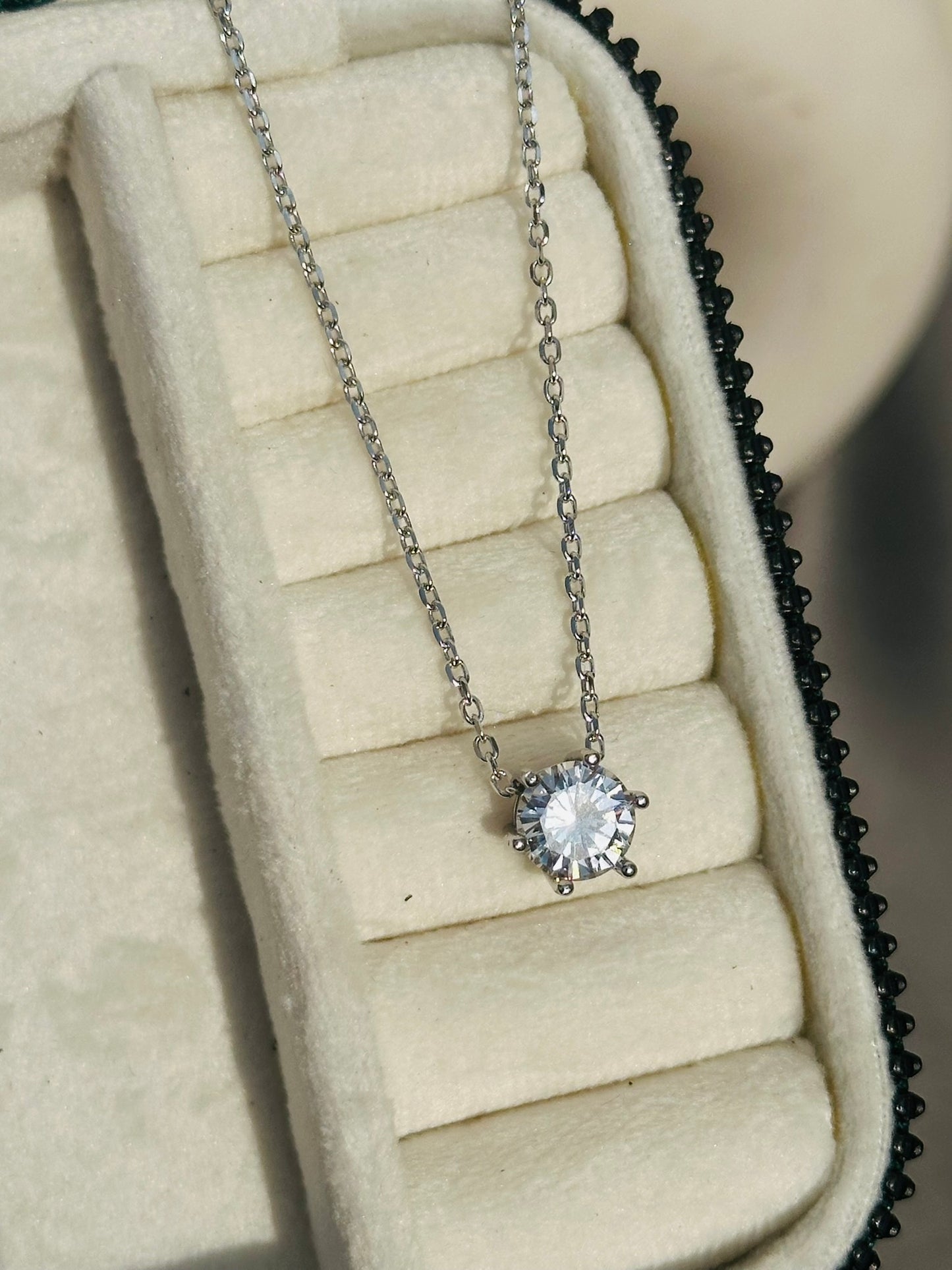 sparkling round neckpiece