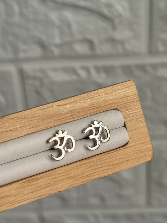 Divine Om Studs