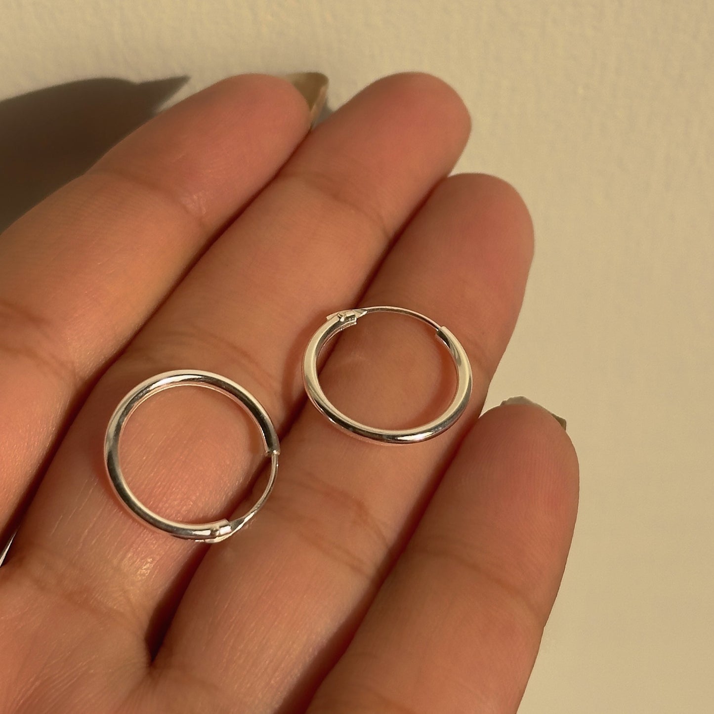 classic plain bali 16mm close-up — polished silver hoop detail