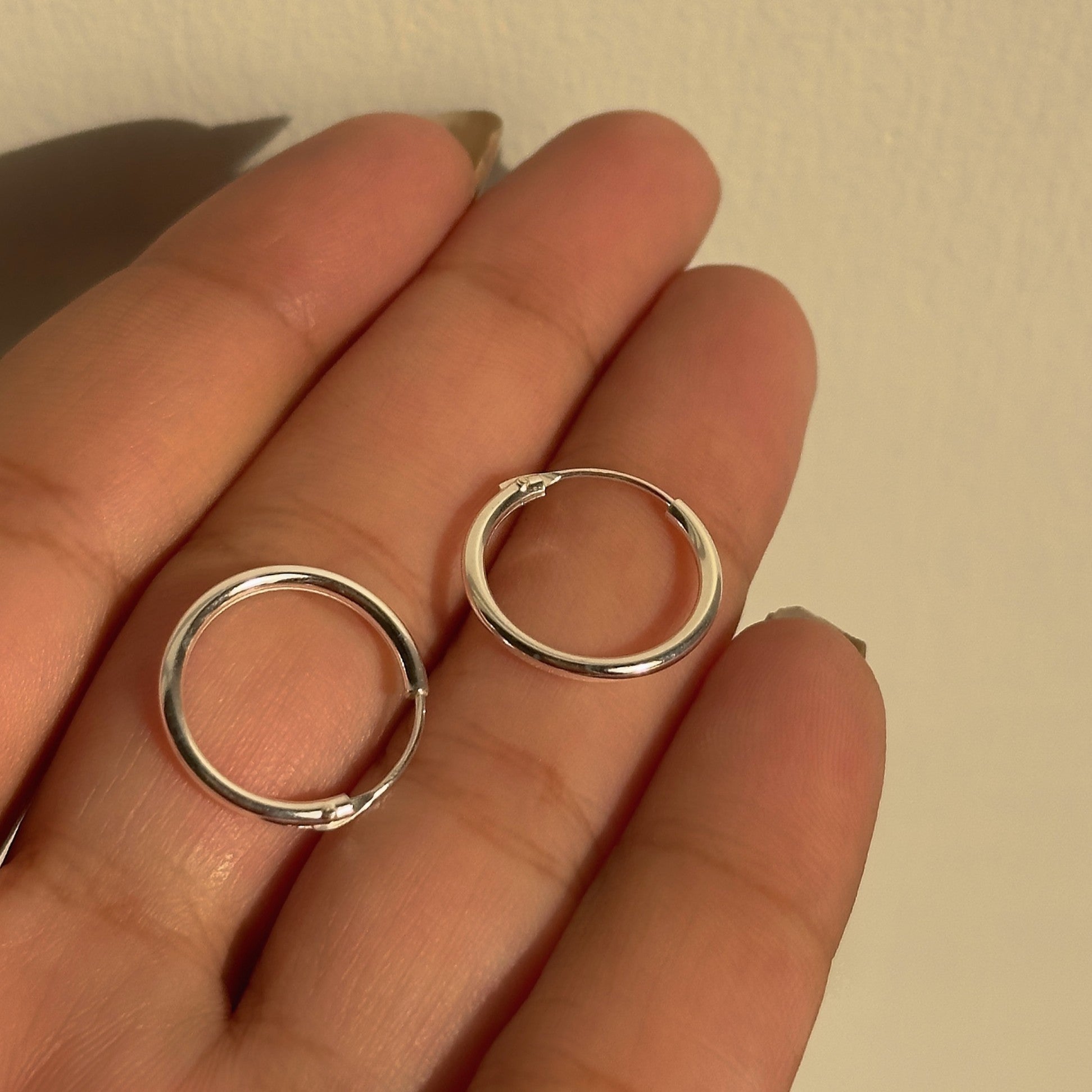 Classic Plain Bali 16mm close-up — polished silver hoop detail