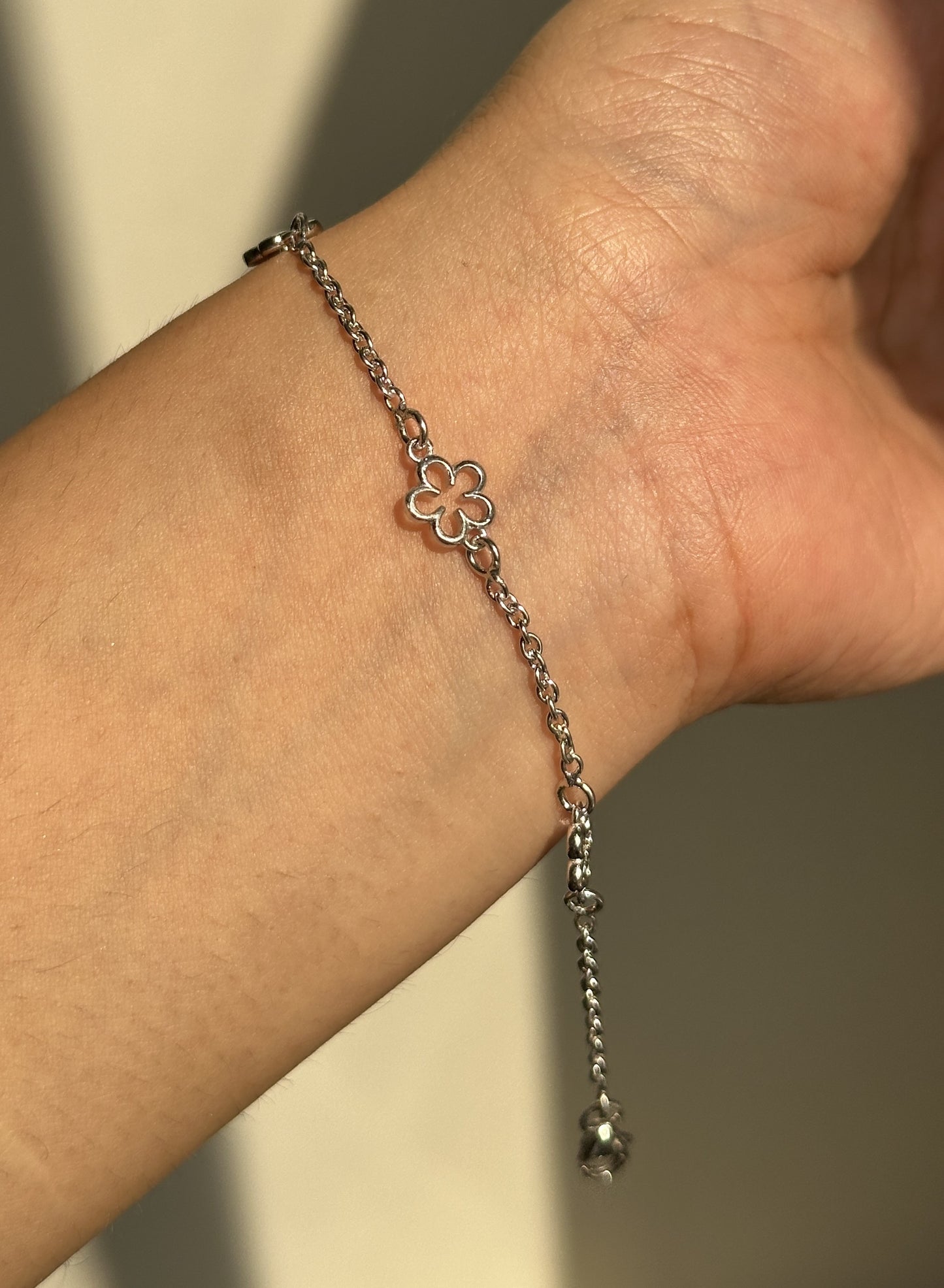 little flower halo bracelet close-up — silver open flower motif detail