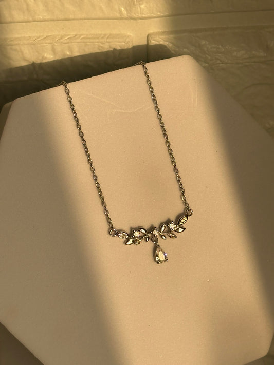 Gleam Drop Neckpiece