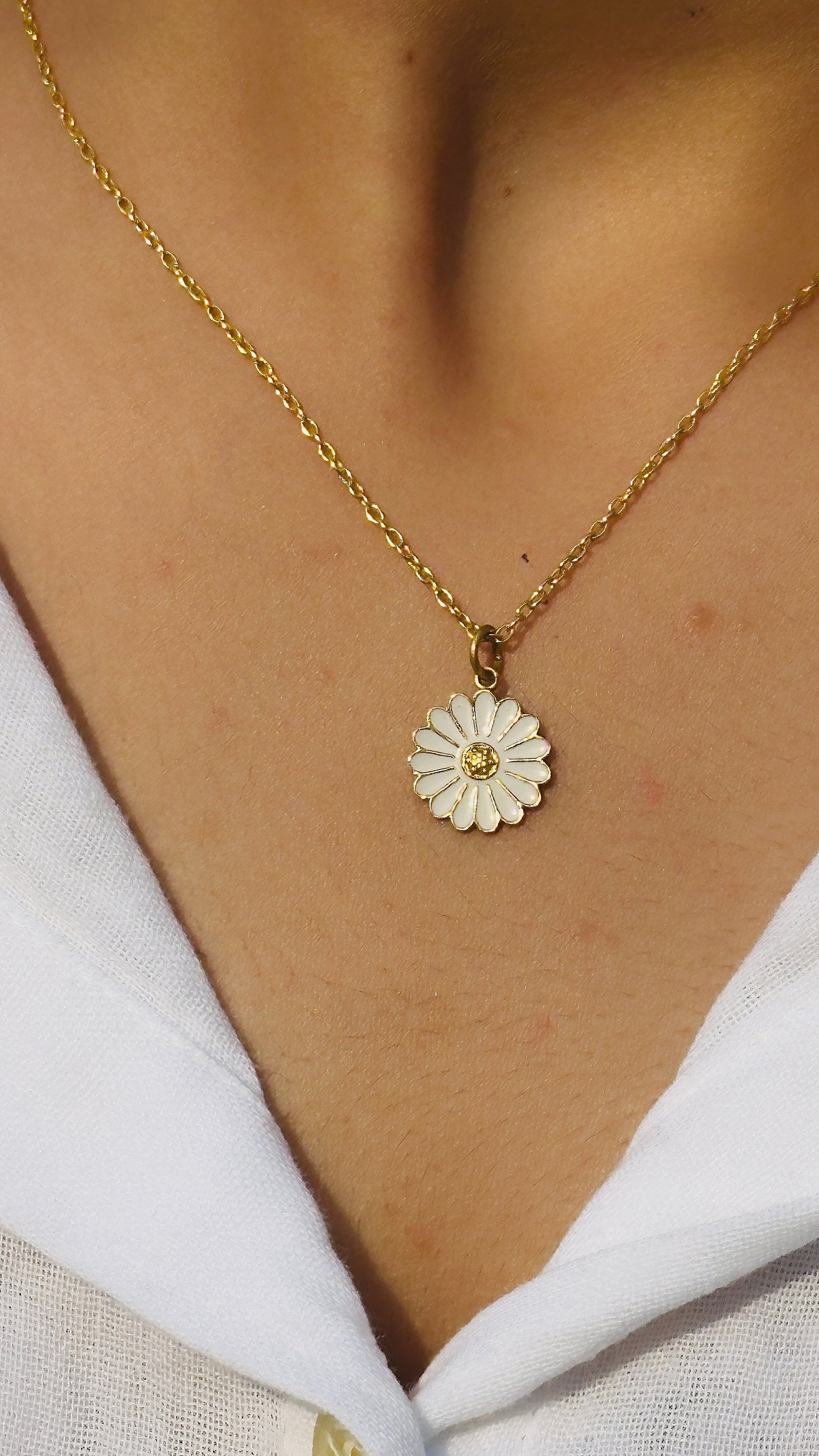 daisy glow neckpiece
