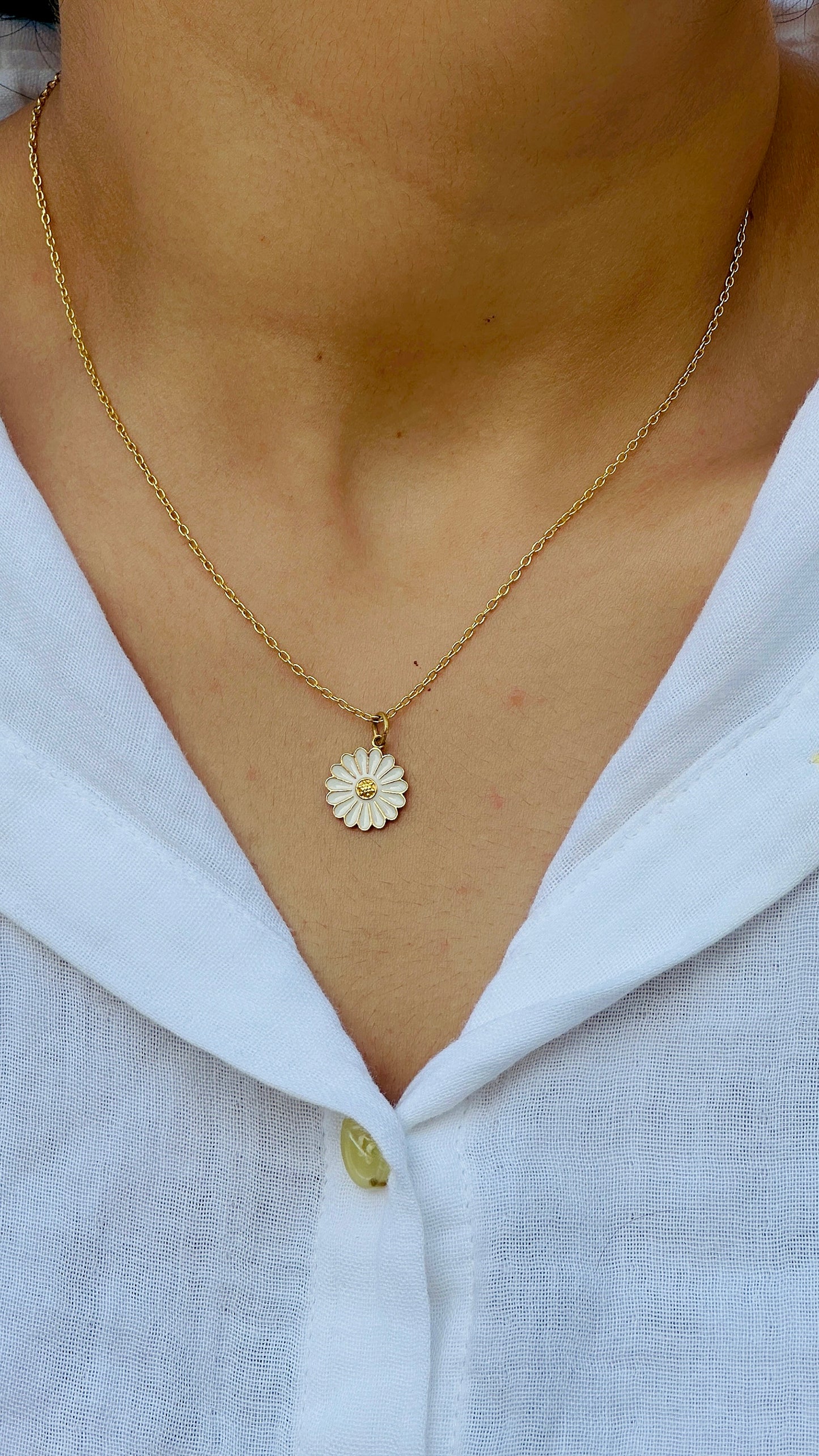 daisy glow neckpiece