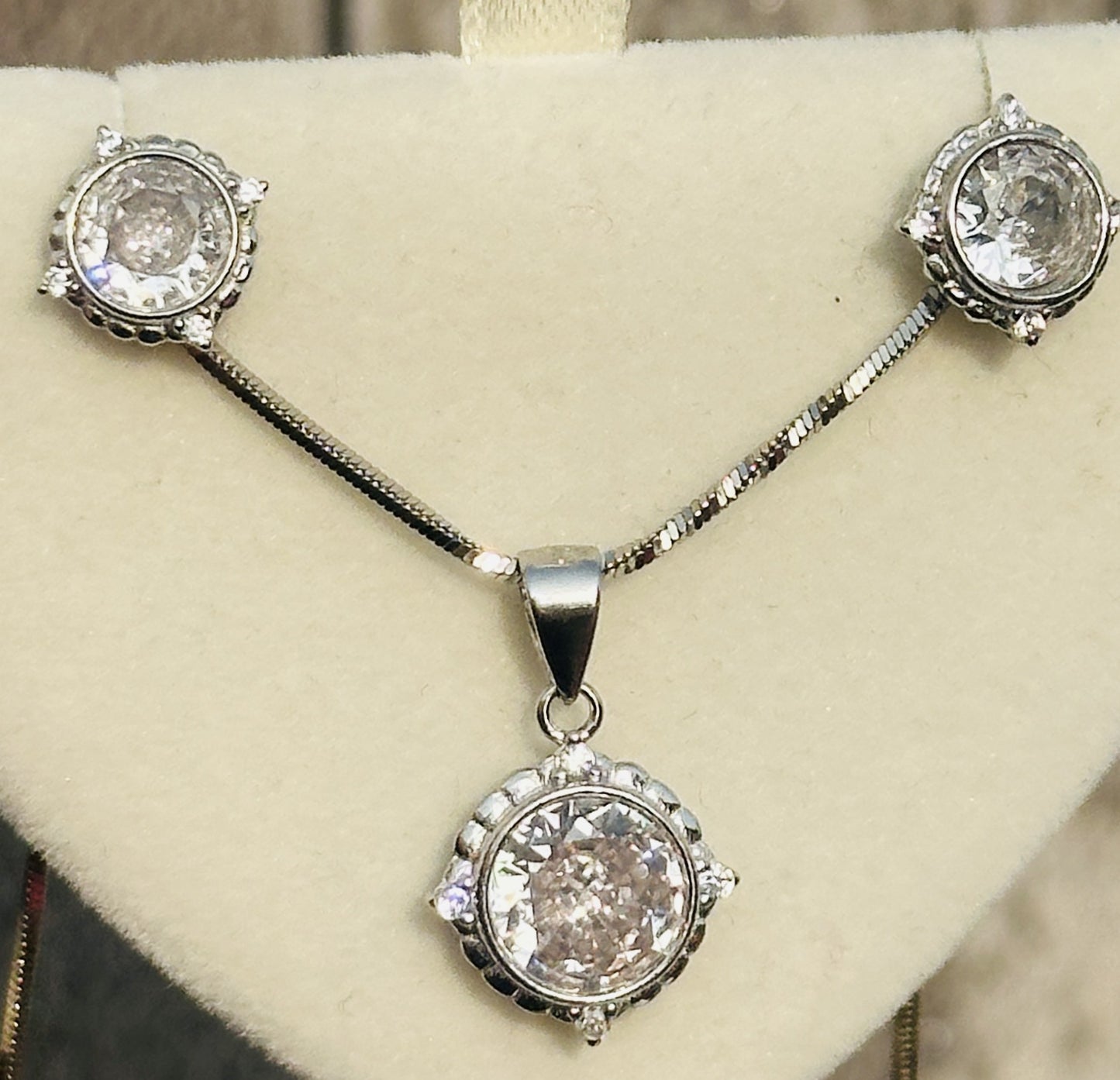 shimmering circle pendant set