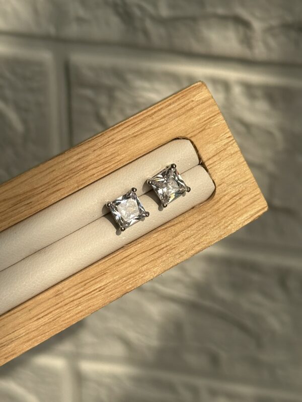 Minimal Studs