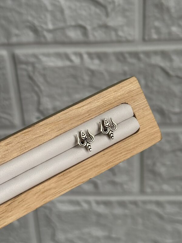 Trishul Spark Studs