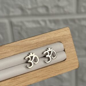 Divine Om Studs