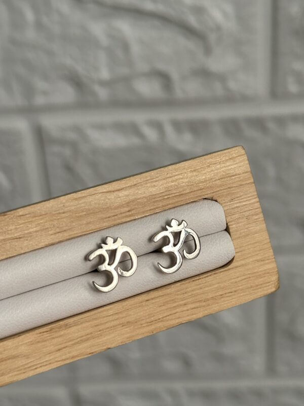 Divine Om Studs